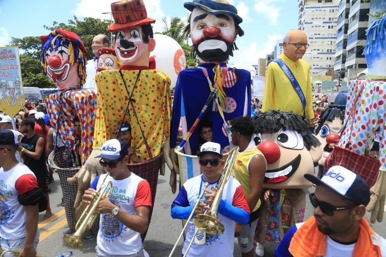 Pinto da Madrugada arrasta milhares de foliões nas prévias carnavalescas