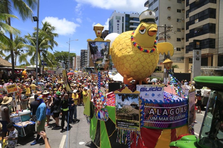 Pinto da Madrugada arrasta milhares de foliões nas prévias carnavalescas