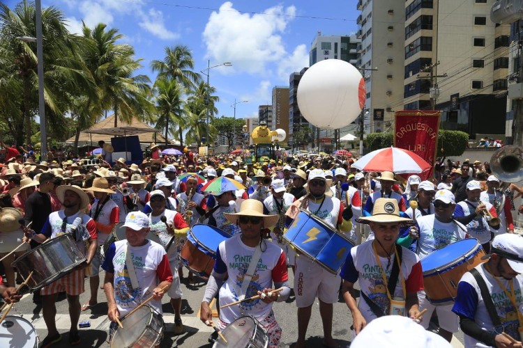 Pinto da Madrugada arrasta milhares de foliões nas prévias carnavalescas