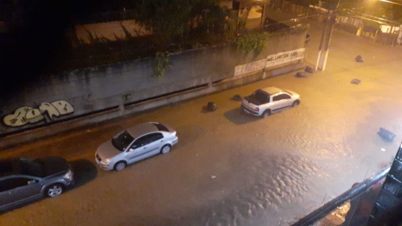 Água cobriu pneus de carros em rua da Mangabeiras