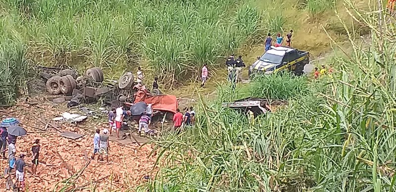 Caminhão tomba e fica destruído na BR-104