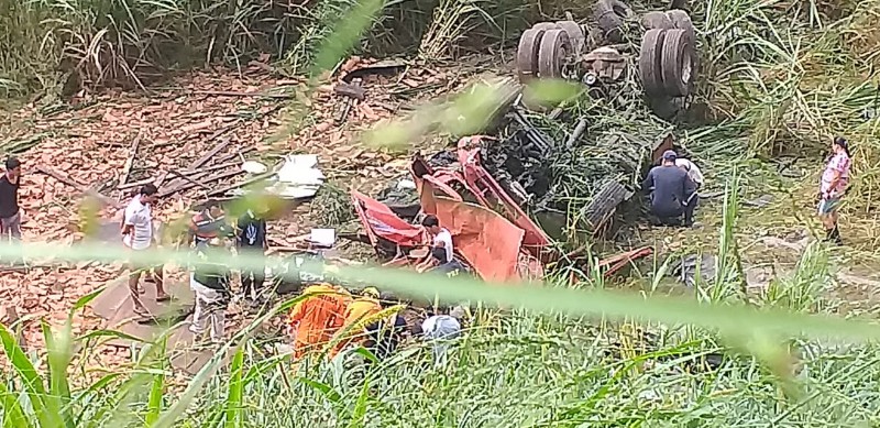 Caminhão tomba e fica destruído na BR-104