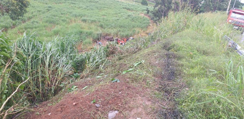 Caminhão tomba e fica destruído na BR-104
