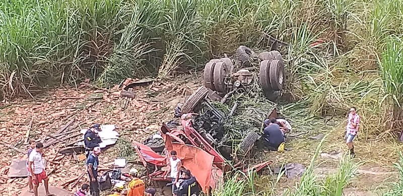 Caminhão tomba e fica destruído na BR-104