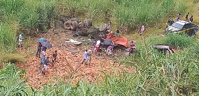 Caminhão tomba e fica destruído na BR-104