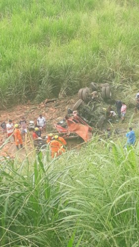 Caminhão tomba e fica destruído na BR-104