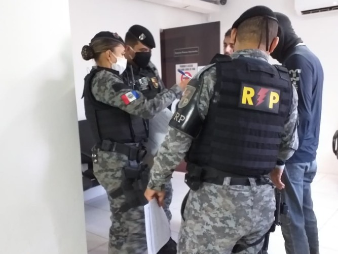 Durante operação, advogada e servidor da justiça são presos por suspeita de corrupção