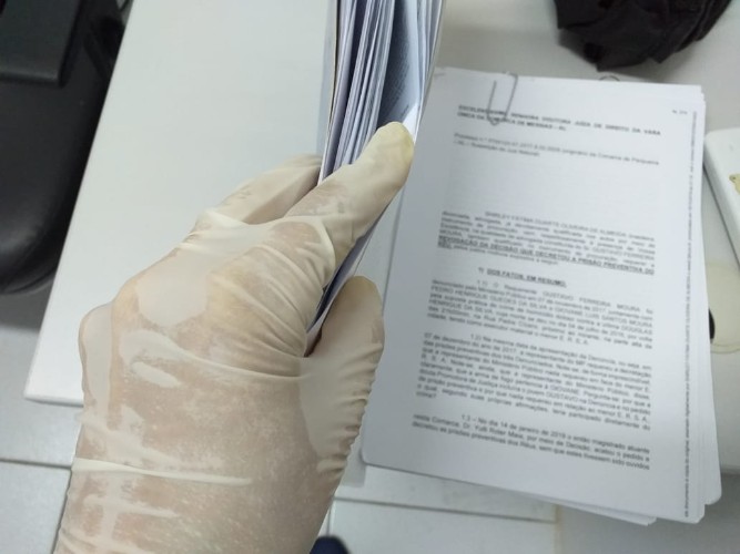 Durante operação, advogada e servidor da justiça são presos por suspeita de corrupção