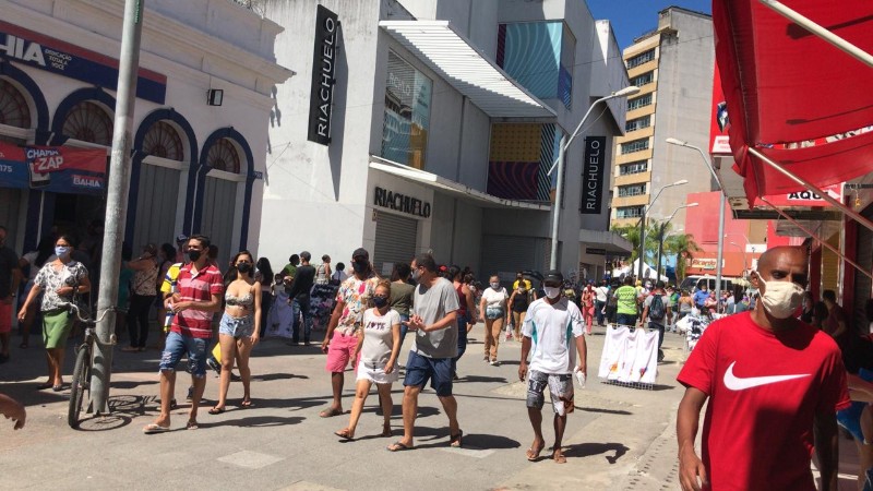 Movimentação no centro de Maceió no primeiro dia da flexibilização