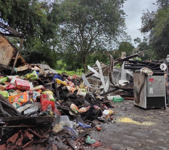 Móveis, cômodos e alimentos foram perdidos durante o incêndio