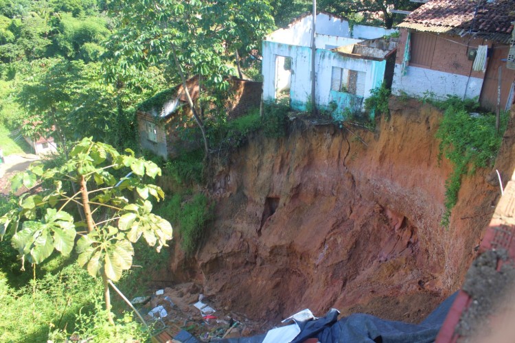 Moradores alegam que a Defesa Civil já foi acionada, mas sem sucesso