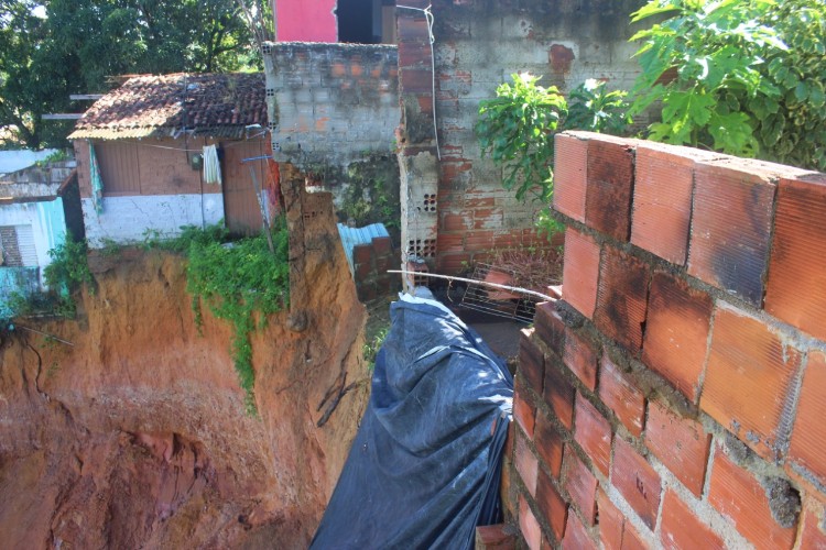 Moradores alegam que a Defesa Civil já foi acionada, mas sem sucesso