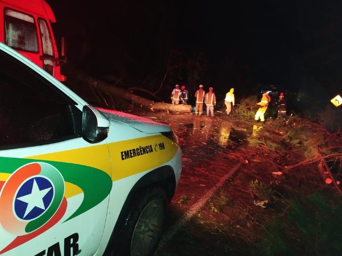 Rajadas de vento atingiram velocidade acima de 100 km/h