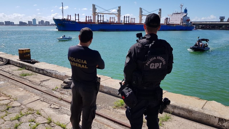 Atividade ocorre há dois meses e fiscaliza navios que partem do Peru, Colômbia e outros países da Am