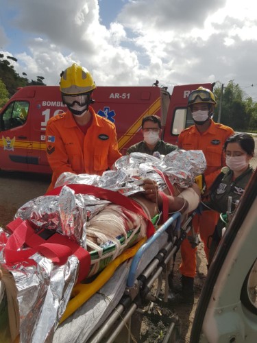 Colisão entre veículos deixou uma pessoa morta e outra ferida 