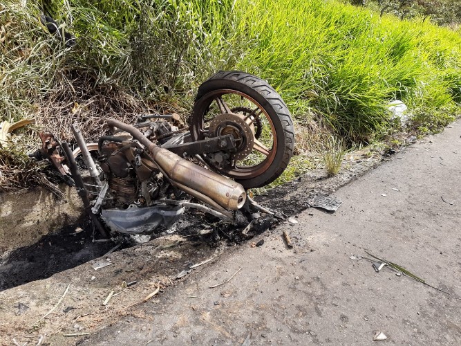 Colisão entre veículos deixou uma pessoa morta e outra ferida 