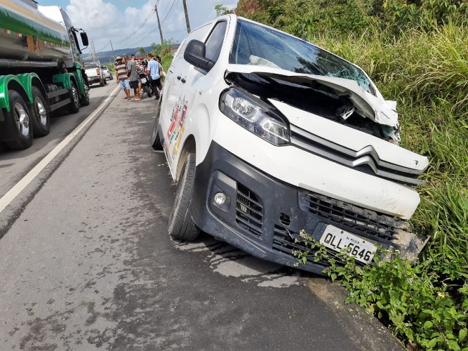 Colisão entre veículos deixou uma pessoa morta e outra ferida 