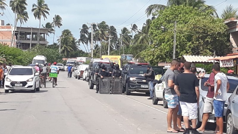 Protesto na praia de Antunes 
