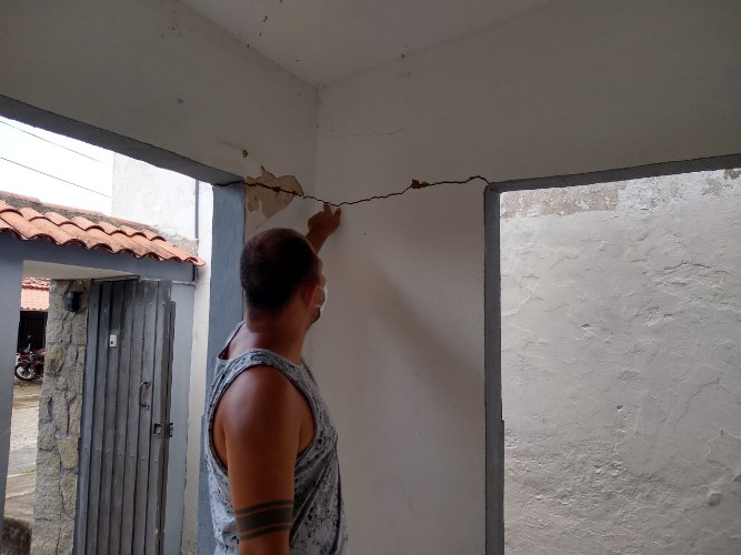 Morador aponta rachadura em sua residência