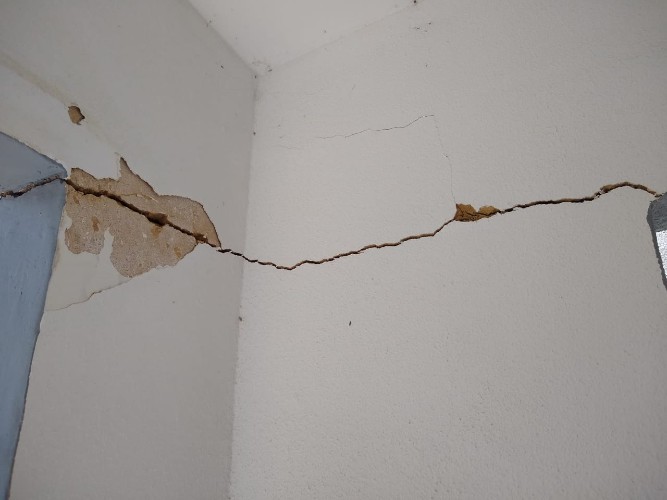 Morador aponta rachadura em sua residência