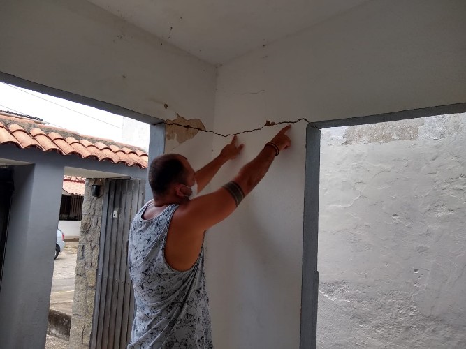 Morador aponta rachadura em sua residência