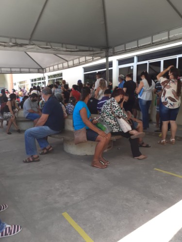 Usuários contam que não há funcionários para organizar filas e aferir temperatura, e dizem que també