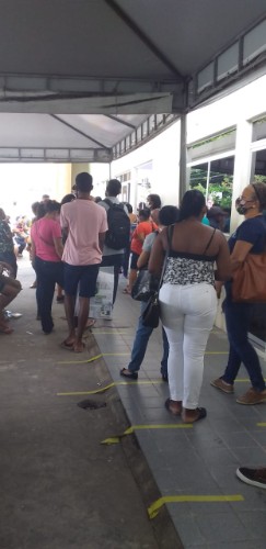 Usuários contam que não há funcionários para organizar filas e aferir temperatura, e dizem que també