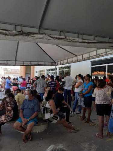 Usuários contam que não há funcionários para organizar filas e aferir temperatura, e dizem que també