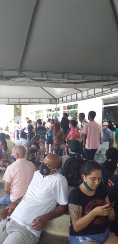 Usuários contam que não há funcionários para organizar filas e aferir temperatura, e dizem que també