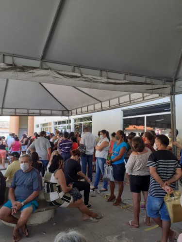Usuários contam que não há funcionários para organizar filas e aferir temperatura, e dizem que també