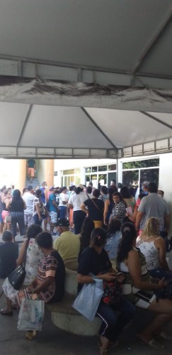 Usuários contam que não há funcionários para organizar filas e aferir temperatura, e dizem que també