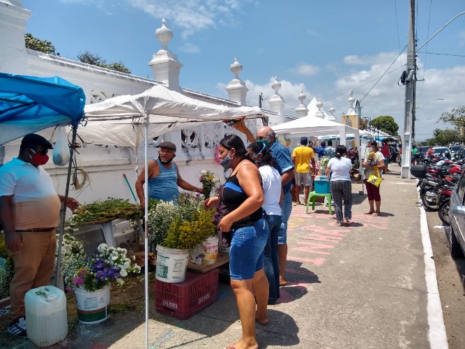 Pouquíssimos ambulantes comercializavam nos arredores dos cemitérios
