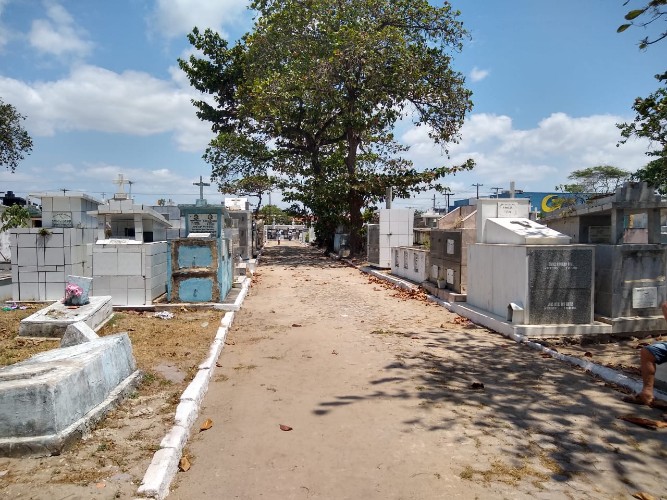 Pouquíssimos ambulantes comercializavam nos arredores dos cemitérios