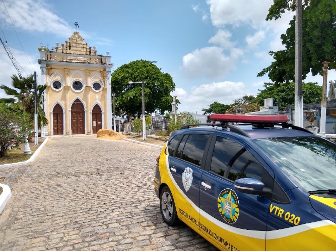Pouquíssimos ambulantes comercializavam nos arredores dos cemitérios