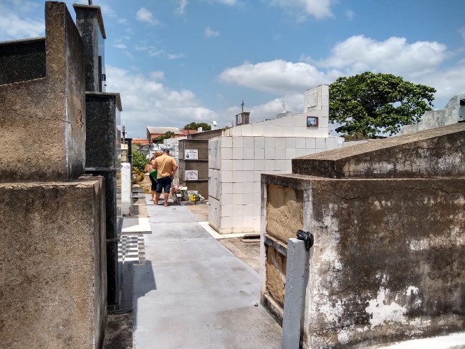 Pouquíssimos ambulantes comercializavam nos arredores dos cemitérios