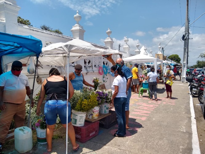 Pouquíssimos ambulantes comercializavam nos arredores dos cemitérios