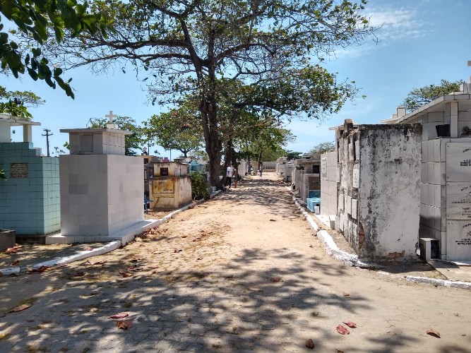 Pouquíssimos ambulantes comercializavam nos arredores dos cemitérios