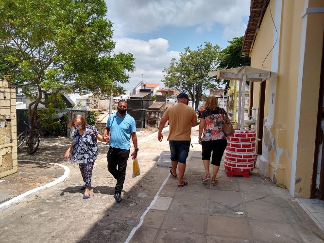 Pouquíssimos ambulantes comercializavam nos arredores dos cemitérios