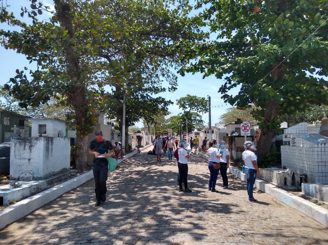 Pouquíssimos ambulantes comercializavam nos arredores dos cemitérios