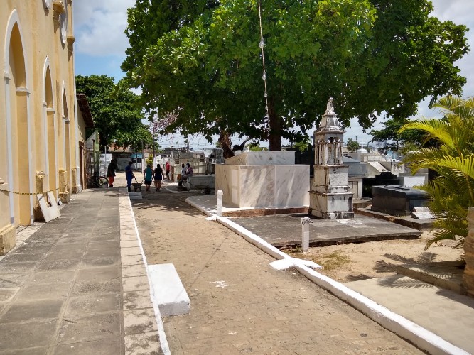 Pouquíssimos ambulantes comercializavam nos arredores dos cemitérios
