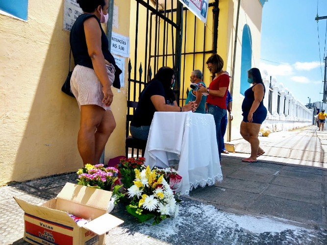 Pouquíssimos ambulantes comercializavam nos arredores dos cemitérios