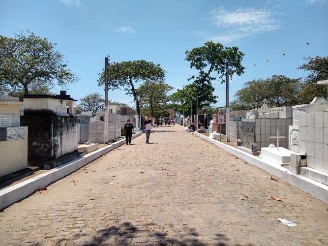 Pouquíssimos ambulantes comercializavam nos arredores dos cemitérios