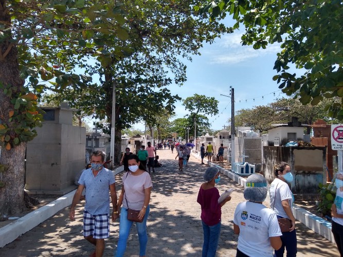 Pouquíssimos ambulantes comercializavam nos arredores dos cemitérios