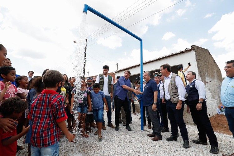 Presidente brincou com crianças ao controlar a torneira que liberava a água