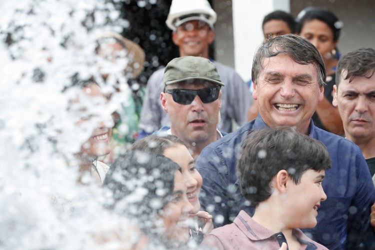 Presidente brincou com crianças ao controlar a torneira que liberava a água