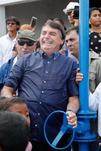 Presidente brincou com crianças ao controlar a torneira que liberava a água