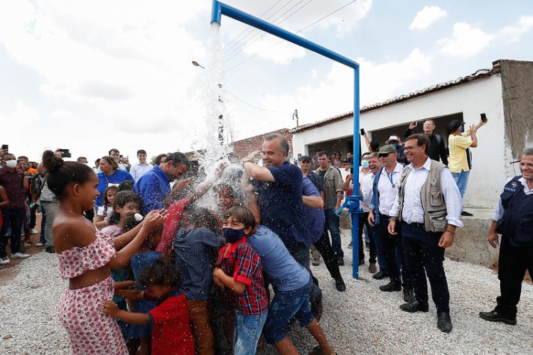 Presidente brincou com crianças ao controlar a torneira que liberava a água