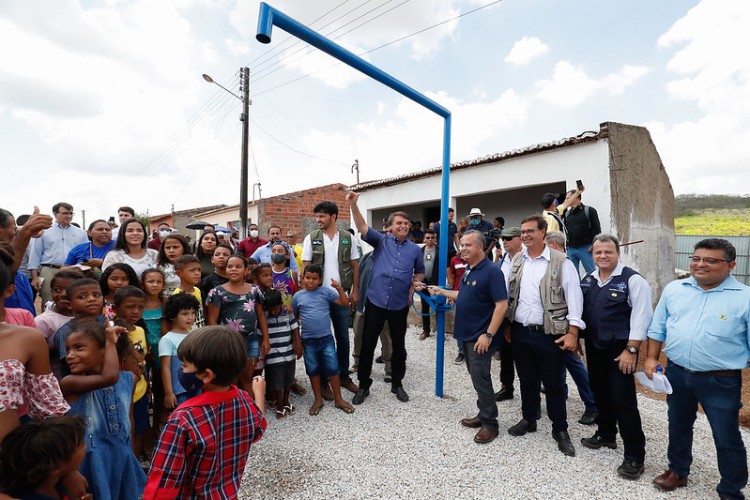 Presidente brincou com crianças ao controlar a torneira que liberava a água