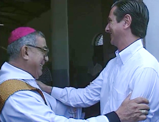 Collor participa de missa realizada por Dom Fernando Iório