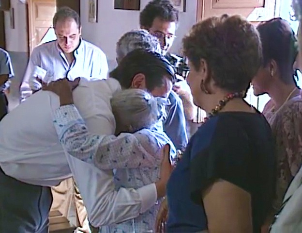 Collor abraça a dona Marta, que prometeu uma missa após a vitória nas urnas